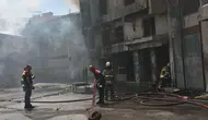 Buca’da üç katlı sünger deposu alevlere teslim oldu