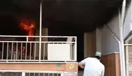 Bursa'da apartman yangınına mahalleli müdahalesi