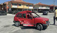 Burdur'da kamyonetle çarpışan otomobil kağıt gibi ezildi