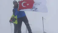 Erzurum Teknik Üniversitesi bayrağı Ağrı Dağı’nın zirvesine ulaştı