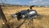 Kütahya'da direksiyon hakimiyetini kaybeden sürücü tarlaya uçtu