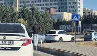 Eskişehir trafiğinde skuter üzerinde telefonla konuşan sürücü tehlike saçtı