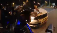 Kask kamerası kazayı böyle kaydetti Otomobilin üzerine savruldular, mucize eseri kurtuldular
