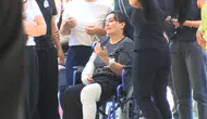 Alacak verecek dehşeti: Yaralı anne eşi ve oğlunu tekerlekli sandalyeyle uğurladı