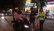 Gece yarısı cadde kapandı, polis her aracı tek tek durdurdu