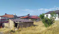 Şarkışla'da yangın paniği Ev küle döndü, 1 kişi hastanelik oldu