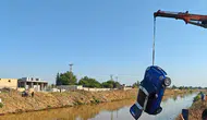 Akçakale'de dereye uçan otomobilin sürücüsü her yerde aranıyor