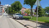 Eskişehir’de kaldırıma park eden araç yayalara yolu kapattı