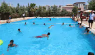 Şanlıurfa'da termometreler 42 dereceyi gösterdi çocuklar havuzlara koştu