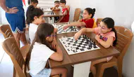 Efelerli çocuklar satranç hamleleriyle yaz tatilini verimli geçiriyor