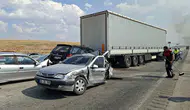 Afyonkarahisar yolunda anız dumanı 13 aracı birbirine kattı