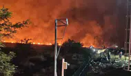 Diyarbakır yolunda anız yangını geceyi aydınlattı