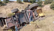 Tokat’ta park halindeki biçerdöver kendi kendine dereye uçtu
