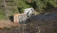 Sarıyer'de hafriyat kamyonu şarampole yuvarlandı