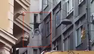 Beyoğlu’nda çatıya tırmanan şahıs hava minderine çakıldı
