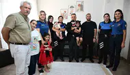 Vefa ziyaretinde gazi polisin eli öpüldü