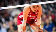 Zehra Güneş kırmızı elbisesiyle voleybol gecesine damgasını vurdu