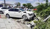 Erciş yolunda otomobil duvara çarptı