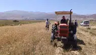 Yüksekova tarlalarında hummalı hasat dönemi başladı
