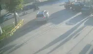 Bursa'da trafikte motosikletin otomobile çarpma anı kameraya yansıdı