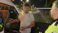 Polise yakalanmamak için aracını bozulan sürücünün oyunu elinde patladı