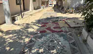 İzmir'de bozuk yollar mahalleliyi sokağa halı sermeye zorladı