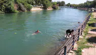 Adana kanallarında tehlikeli serinlik Yüzüp karpuz yediler