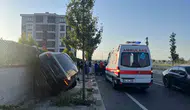Çorlu'da sürücü kontrolü kaybetti araç duvarda asılı kaldı