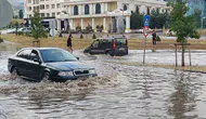 Erzurum’da aniden bastıran sağanak şehri kilitledi