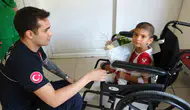 6 metrelik ölüm kuyusundan kurtulan çocuk kahramanıyla buluştu