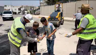 45 derecelik sıcakta asfalt döken işçilere çocuklardan büyük jest