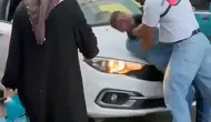 Antalya'da yol verme kavgası Motokurye sürücüyü kaputa yatırıp yumrukladı