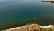 Van Gölü'nün Adilcevaz kıyılarında şaşırtan renk değişimi