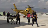 Traktör devrilen genç için havalanan ambulans helikopter