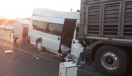 Malatya yolunda tarım işçilerini taşıyan minibüs tıra arkadan çarptı