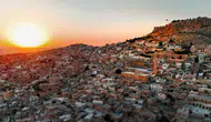 Mardin'in taş evleri gece ve gündüz ayrı büyülüyor