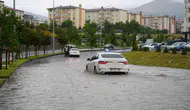 Erzurum yollarında ani sel paniği
