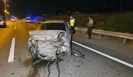 Orhangazi yolunda gece yarısı dehşeti: Bariyerlere çarpan araç hurdaya döndü