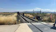Afyonkarahisar tren yolunda tarım aracına çarptı