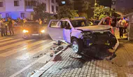 Ara sokaktan çıkan otomobil polis aracına çarptı, 2 memur yaralandı