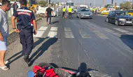 Akşam kavşağında motosiklet ve otomobil çarpıştı, 2 kişi ağır yaralı
