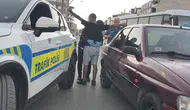 Kavşakta çalır haldeki otomobilde uyudular, polis güçlükle uyandırdı