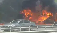 Çatalca yolunda lastik yüklü TIR alevlere teslim oldu