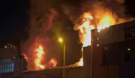 Gece yarısı kauçuk fabrikasında alevler yükseldi, çatı çöktü
