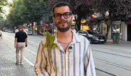 Eskişehir sokaklarında omzunda iguanayla yürüyen adam şaşkınlık yarattı
