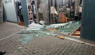 Vitrine dalan otomobilin sürücüsü kaçtı, mağaza sahibi şokta