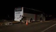 Otobüs ile otomobil kavşakta çarpıştı, 2 kişi yaralandı
