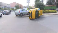 Güngören'de kaza anı Taksi devrildi, yolcu itfaiyenin müdahalesiyle kurtarıldı