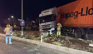 TIR refüje çıktı, sürücü sıkıştı, itfaiye seferber oldu
