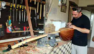 Vanlı ustanın elinden çıkan bağlamalar dünya sahnelerinde yankılanıyor